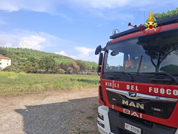 Scintille da un treno, incendio lungo la ferrovia: in fiamme 5mila metri quadrati di vegetazione