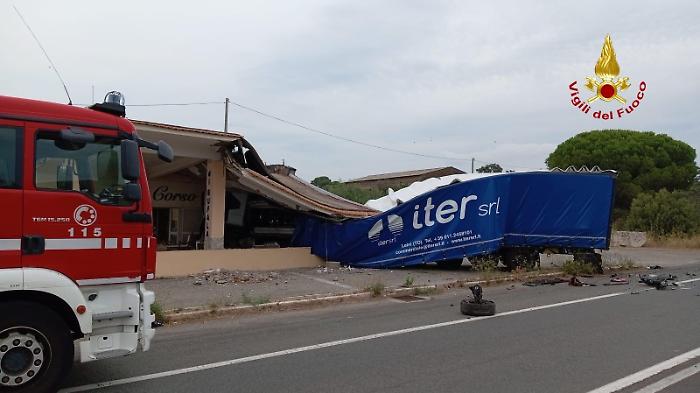Muore nello scontro con un Tir. Il camionista esce di strada e distrugge un negozio