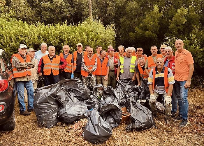 A caccia di rifiuti: l'operazione pulizia della squadra di Monte Verro con il vicesindaco