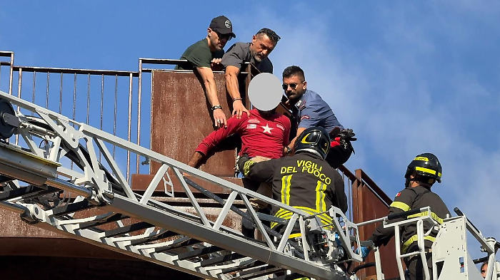 Un giovane minaccia il suicidio: i soccorsi intervengono in tempo