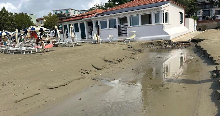Lavori in corso sulla spiaggia dopo il nubifragio: "Tutti al mare nel weekend"