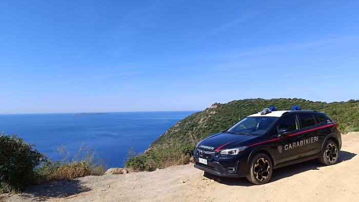Famiglia bloccata in auto nel boschi, a bordo anche una bambina 