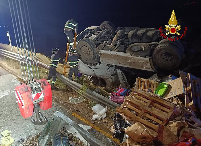 Tir si ribalta, chiusa per due ore la statale Grosseto-Siena