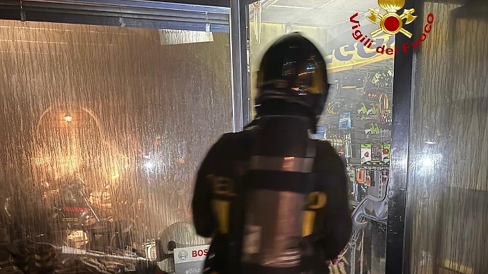 Fiamme nella notte, brucia l’officina di un negozio di biciclette