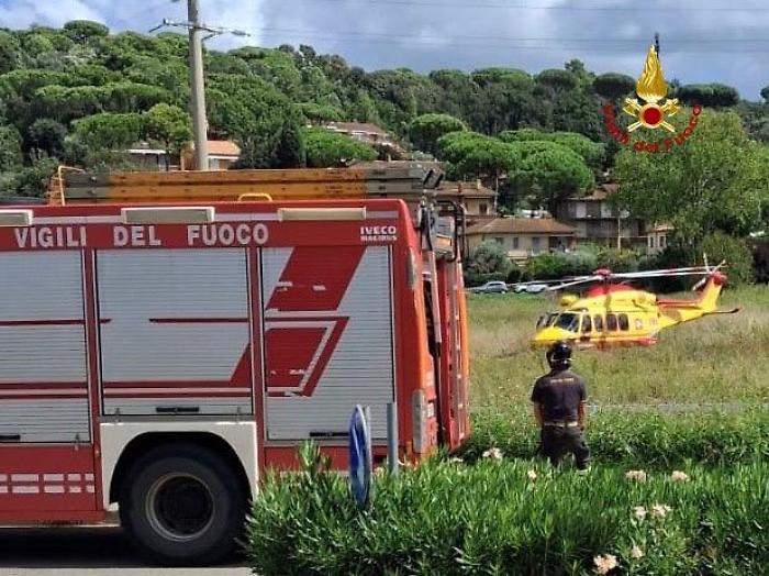 Cade dal secondo piano, grave una ragazza di 20 anni: alle Scotte con l'elisoccorso
