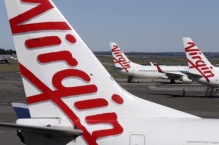 Tutti i bagni dell'aereo sono fuori uso: passeggeri costretti a fare pipì nelle bottiglie. Anziana urina nel corridoio