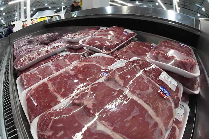 Mangiare carne fa male? Il sorprendente studio su 16mila persone: "Meno rischio di sviluppare il cancro"