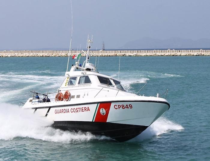 Scivola dagli scogli e finisce nel mare agitato, salvato dalla Guardia costiera
