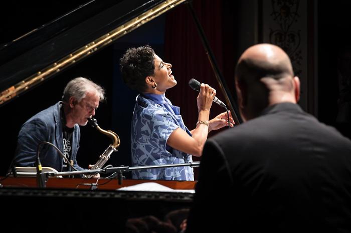 Karima chiude "Musica di mare": concerto e talk show al Belvedere di Punta Ala 