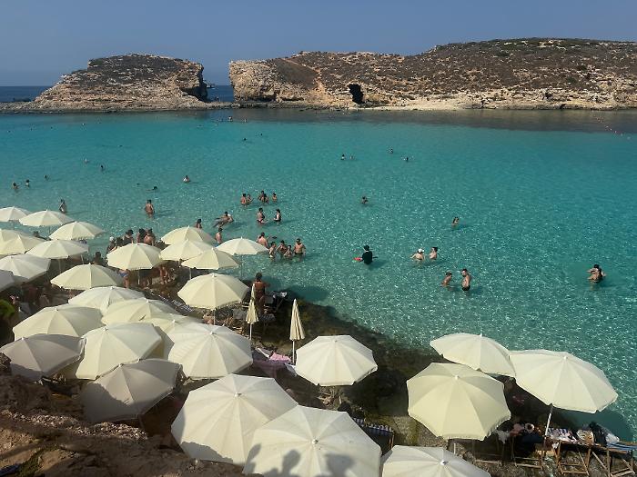 Malta tenta la difesa del suo paradiso sotto assedio. Una giornata nella Blue Lagoon tra turisti cafoni, ananas e noci di cocco