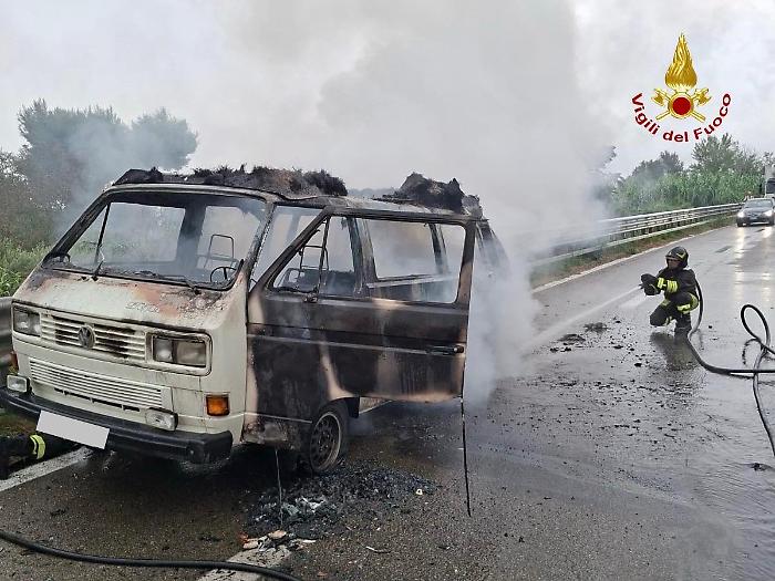 Camper a fuoco sull'Aurelia, paura per una coppia a bordo