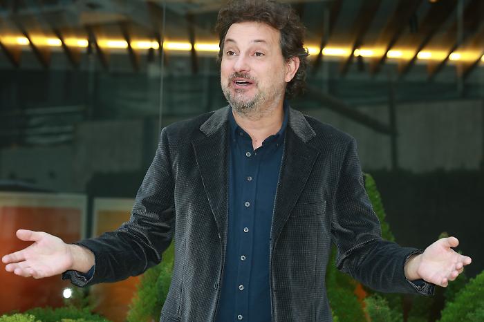 Pare parecchio Parigi stasera 11 settembre: una storia toccante che racconta il rapporto tra i figli e un padre malato