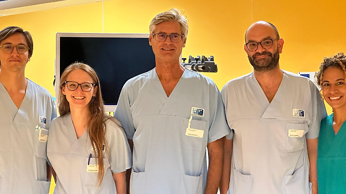Il dr Biscontri, al centro, con l’equipe endoscopica di Grosseto
