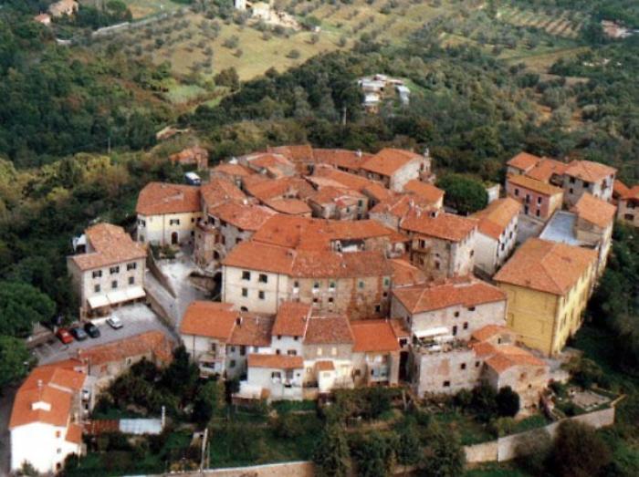 Vandali al cimitero, profanati i resti delle esumazioni