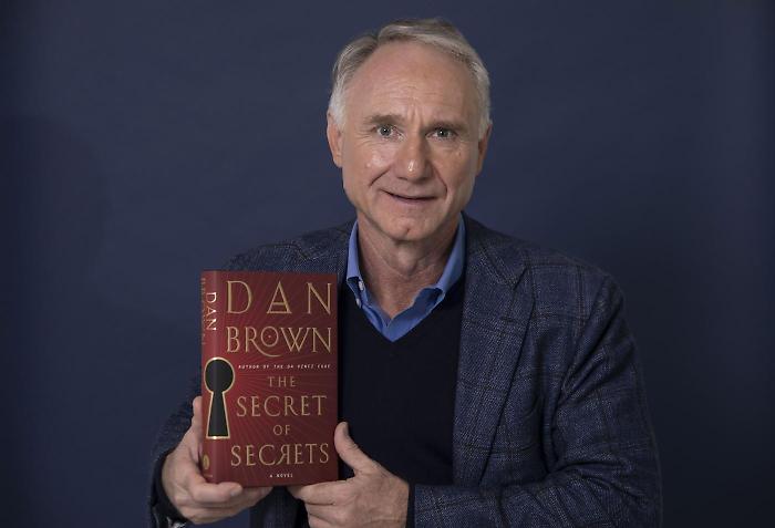 Dan Brown torna in libreria con L'ultimo segreto, protagonista è ancora Robert Langdon del Codice da Vinci. La trama del nuovo romanzo e tutti i segreti dell'autore: copie vendute, guadagni, la casa m
