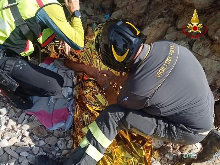 Malore in barca, trasportata sugli scogli e soccorsa con l'elicottero