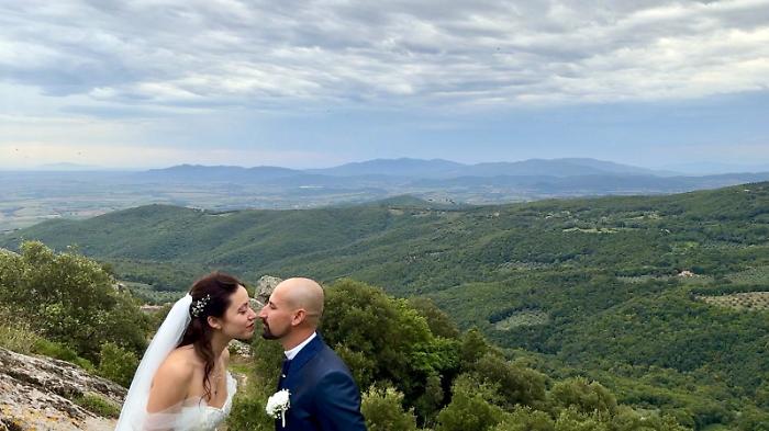 Il "sì" di Beatrice e Alessio riporta un matrimonio nel borgo dopo trent'anni – LE FOTO 