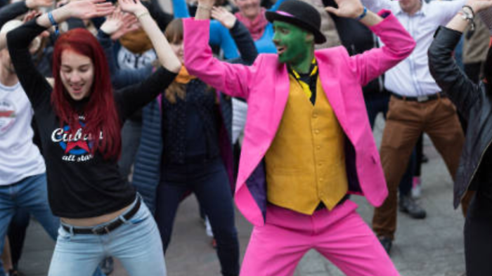 In piazza va in scena il flash mob in stile anni '80: ecco come partecipare