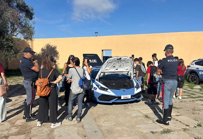 A lezione di guida sicura con la Lamborghini Huracàn della Polizia stradale