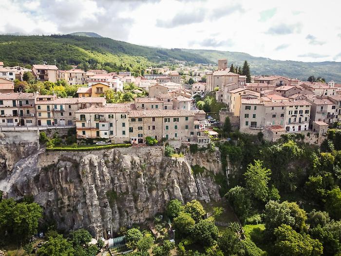 Il Comune compra fondi nel centro storico: diventeranno botteghe di artigiani e negozi con affitto a canone agevolato