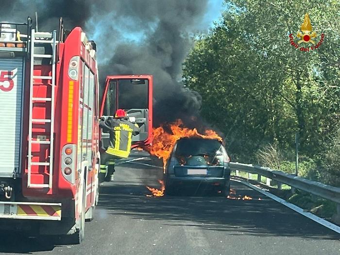 A fuoco sull'Aurelia un'auto a metano, a bordo padre e figlio 
