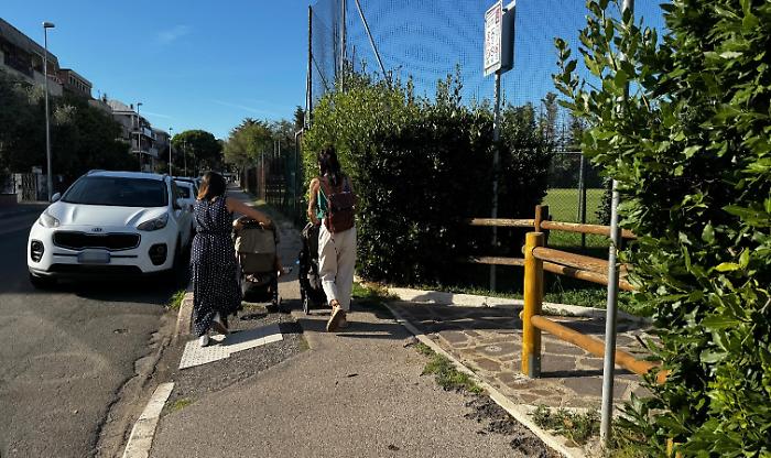 Paura al parco giochi, lanciano un grosso petardo da un'auto in corsa