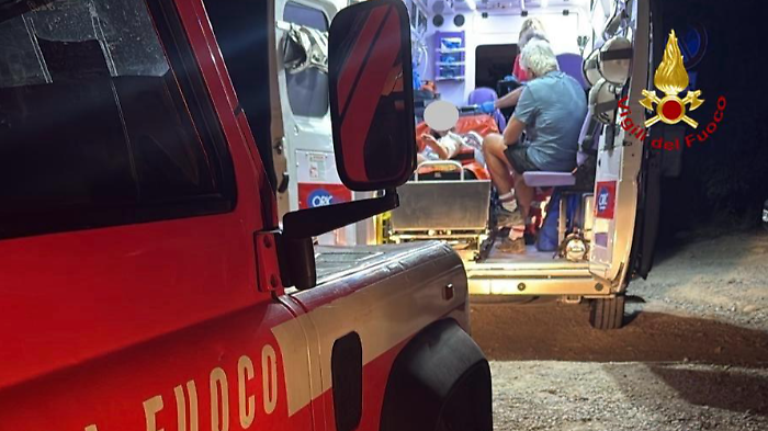 Escursionista 67enne bloccata sul sentiero da una distorsione: recuperata dal fuoristrada dei Vigili del fuoco