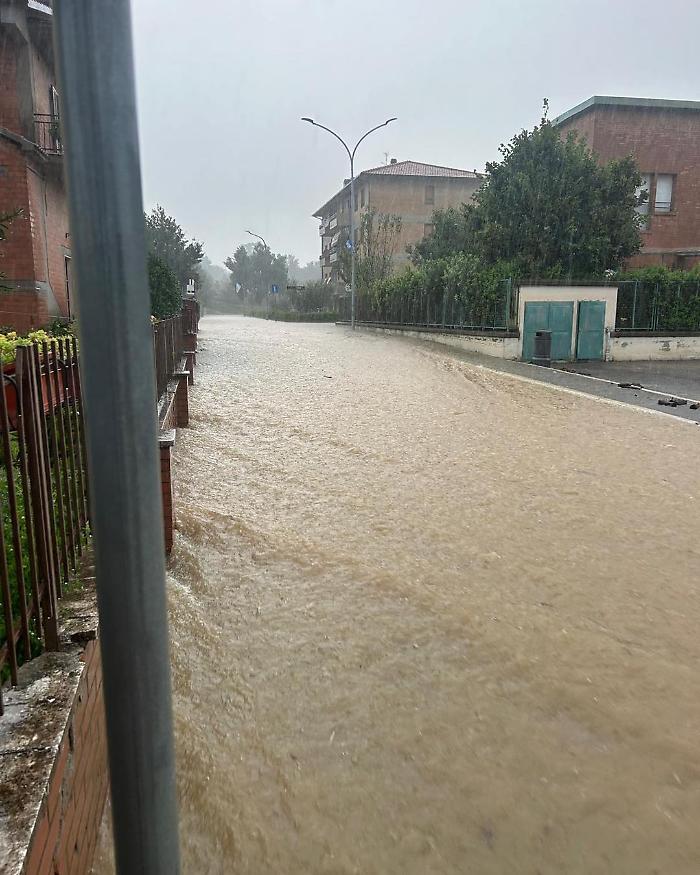 Civitella è sott'acqua: recuperati un motociclista e un automobilista, evacuate due persone.  In azione i sommozzatori dei Vigili del fuoco e il mezzo anfibio