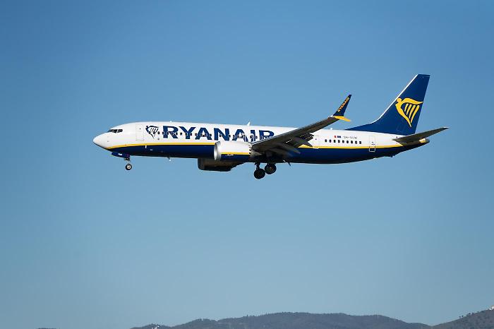 Paura a bordo: turbolenza improvvisa su un volo Ryanair, due assistenti di volo feriti in modo grave