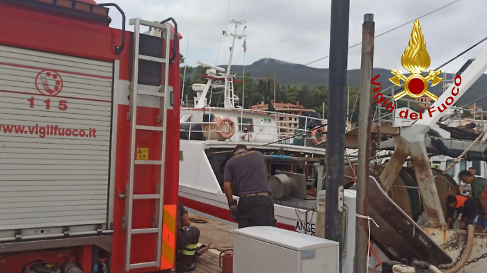 I Vigili del fuoco salvano un peschereccio a Porto Ercole