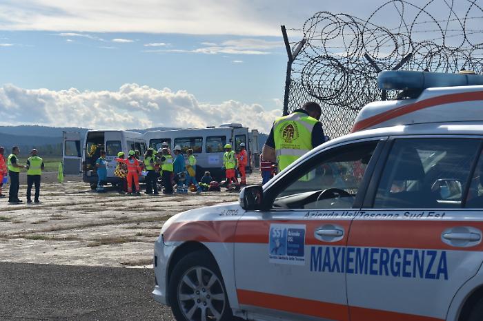 Incidente tra bus in aeroporto con 50 feriti: maxi-emergenza, l'esercitazione – LE FOTO