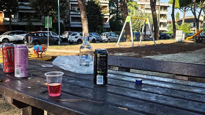 Degrado al parco giochi: "I nostri figli giocano tra sporcizia, vetri rotti e mozziconi di sigaretta" 