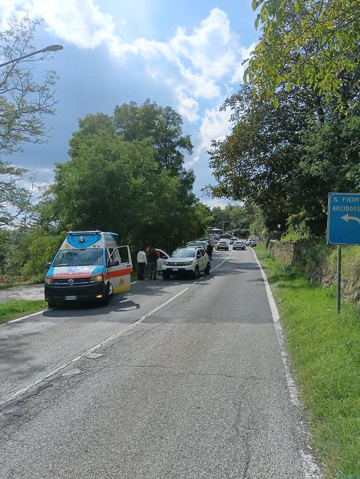 Schianto tra due auto alle porte del centro abitato, traffico in tilt sulla Provinciale