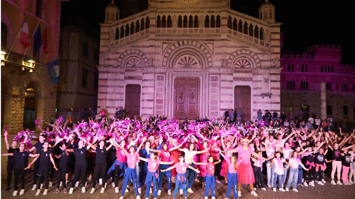 Flash mob in piazza, via al mese "in rosa" della prevenzione oncologica: il video del testimonial Stefano Fresi