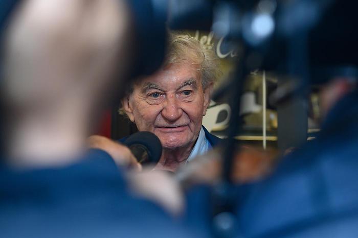 Delitto di Garlasco, l'avvocato Lovati rompe il silenzio stampa e svela il retroscena: "I pizzini sono due"