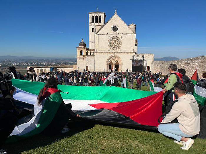 Assisi, manifestazione pro Palestina davanti alla Basilica: silenzio e bandiere per la Global Sumud Flotilla