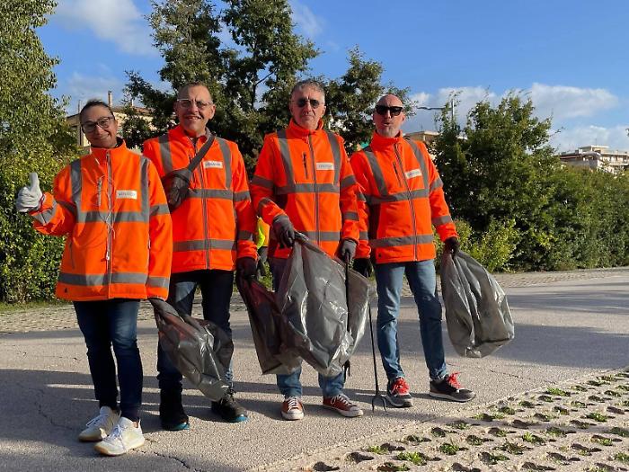 Operazione pulizia al Parco centrale: raccolti 22 sacchi di rifiuti, 52 bottiglie e una bici
