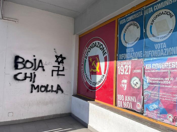 Svastica e stella di David sui muri della sede di Rifondazione comunista