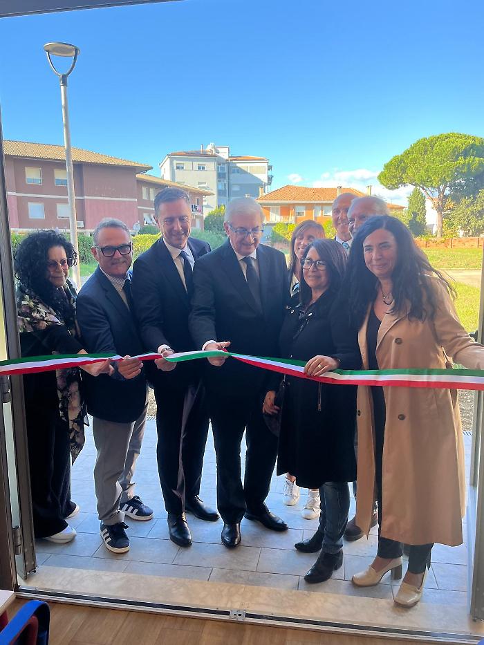Il ministro Foti ha inaugurato la nuova mensa scolastica, poi sopralluogo al Cassero