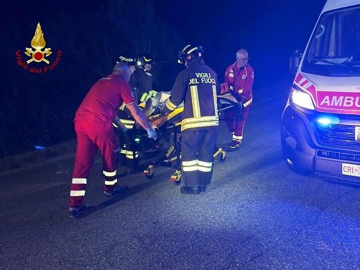 Scontro fra un trattore e due auto: un conducente rimane incastrato nell'abitacolo, ferite madre e figlia