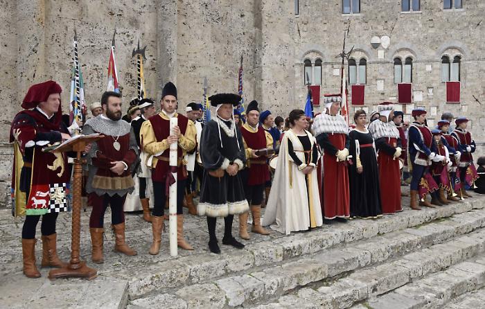 È San Cerbone, si celebra il patrono fra abiti d'epoca e sbandieratori