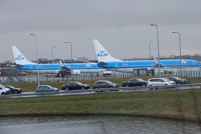 Malore in volo, muore a 34 anni:  l'aereo diretto in Europa atterra in Canada. Ecco cosa dicono le procedure