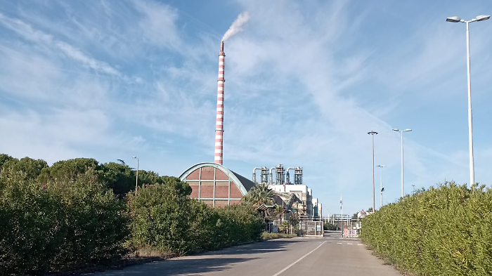 Fumo dalla ciminiera, la Venator torna a produrre: "Per poco, ma è un segnale"