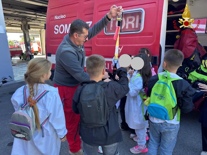 "Porte aperte" ai Vigili del fuoco, un diploma per duecento alunni – LE FOTO