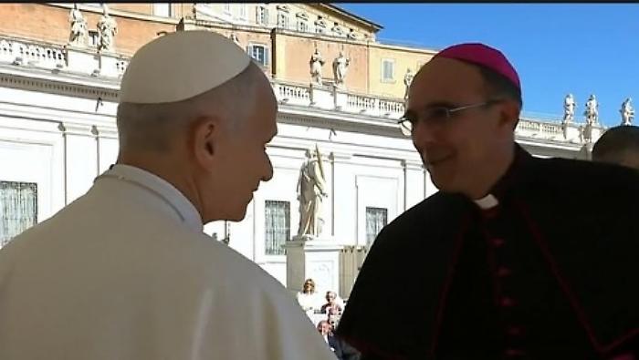 Cinque pullman di fedeli in pellegrinaggio da papa Leone: l'incontro con il vescovo