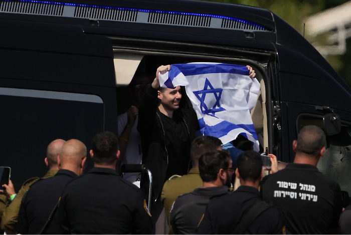 Accordo per la pace a Gaza, Hamas ha liberato i venti ostaggi. Netanyahu: "Arriveranno anni di pace". Trump: "La guerra &egrave; finita"