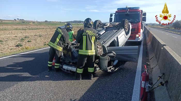 Si ribaltano con l'auto sull'Aurelia, ferite due donne