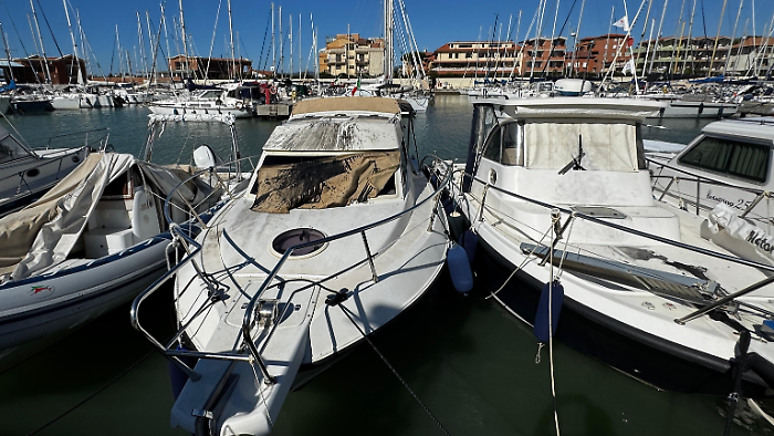 Vernice nera sulle barche a Marina di Grosseto