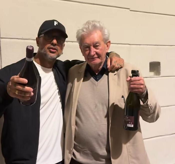 Delitto di Garlasco, Corona abbraccia Lovati e annuncia novità clamorose: "Non siete pronti per quello che ascolterete. Documento esclusivo incastra persona chiave"