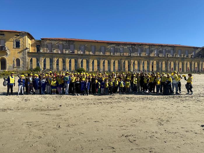A ripulire l'ambiente si impara a scuola: "Stiamo lavorando per noi"